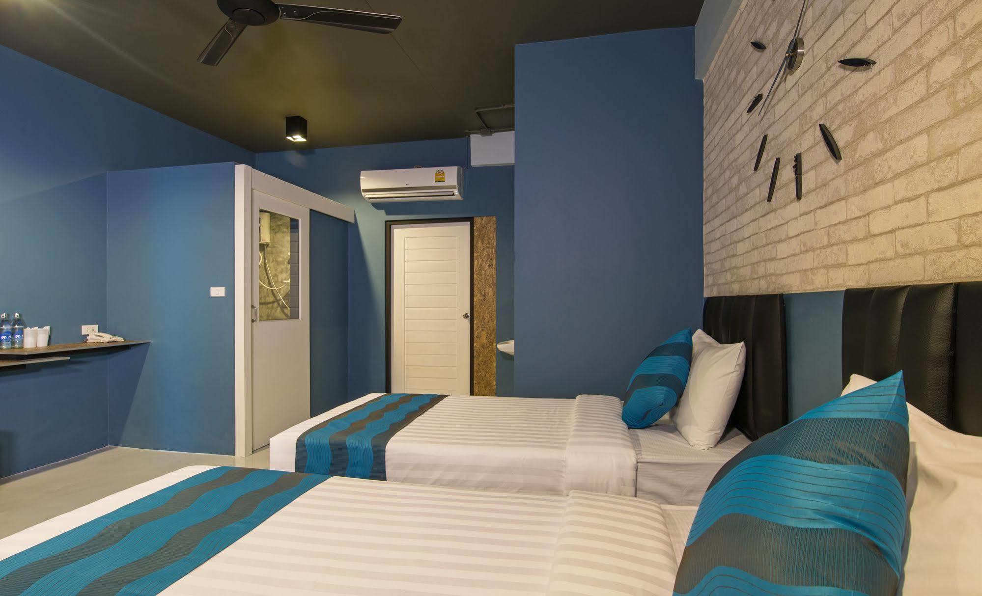 Auberge de jeunesse Amity Poshtel à Krabi town Extérieur photo