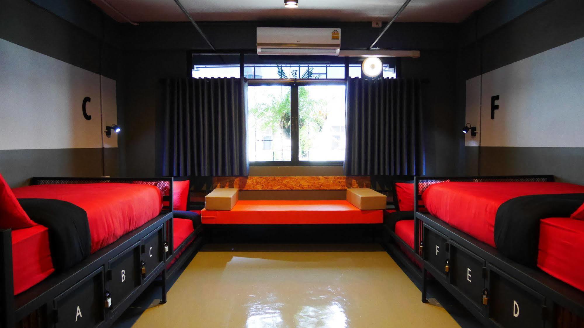 Auberge de jeunesse Amity Poshtel à Krabi town Extérieur photo